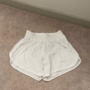 Lululemon Track that mid-rise lined short 5”